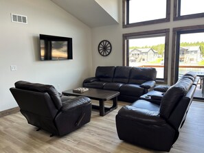 Téléviseur, table de baby-foot