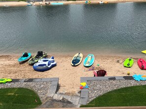 Plage, chaises longues, serviettes de plage