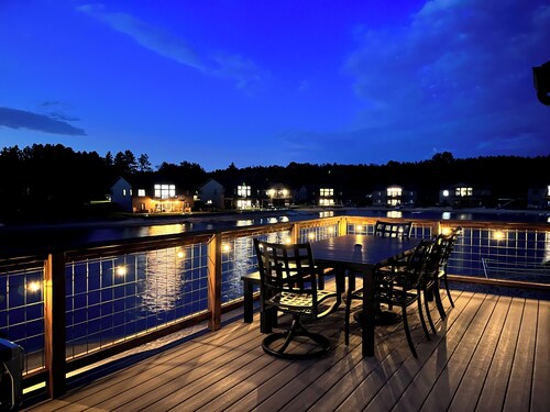 Sunset Lake Paradise NEW 4BR Lake house, Private Beach, WiFi, Fire Pit, AC