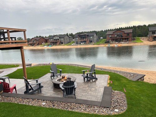 Sunset Lake Paradise NEW 4-bedroom lake house, private beach, WiFi, Fire Pit, AC