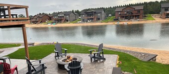 Sunset Lake Paradise NEW 4-bedroom lake house, private beach, WiFi, Fire Pit, AC