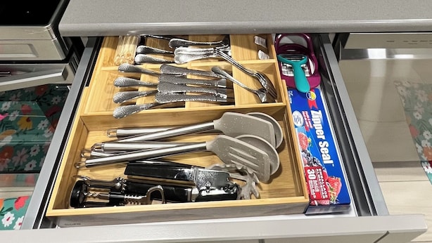 Eine Küchenschublade mit verschiedenen Utensilien und einer Packung Zipper Seal.