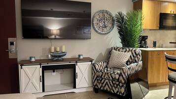 Una Smart TV, una chimenea