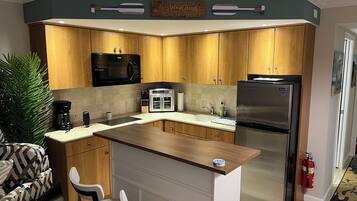 Microondas, placa de cocina y lavavajillas