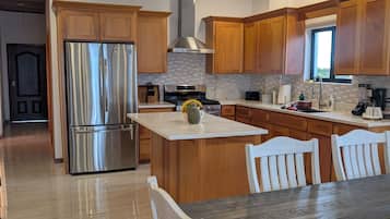 Coffee/tea maker, fridge, microwave, oven