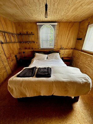 1 dormitorio, tabla de planchar con plancha, wifi y ropa de cama
