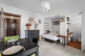 Iron/ironing board, WiFi, bed sheets