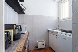 Fridge, microwave, coffee/tea maker, toaster