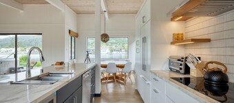 NEW Seadrift Waterfront Kayaks, SUPS, Dock, Spa