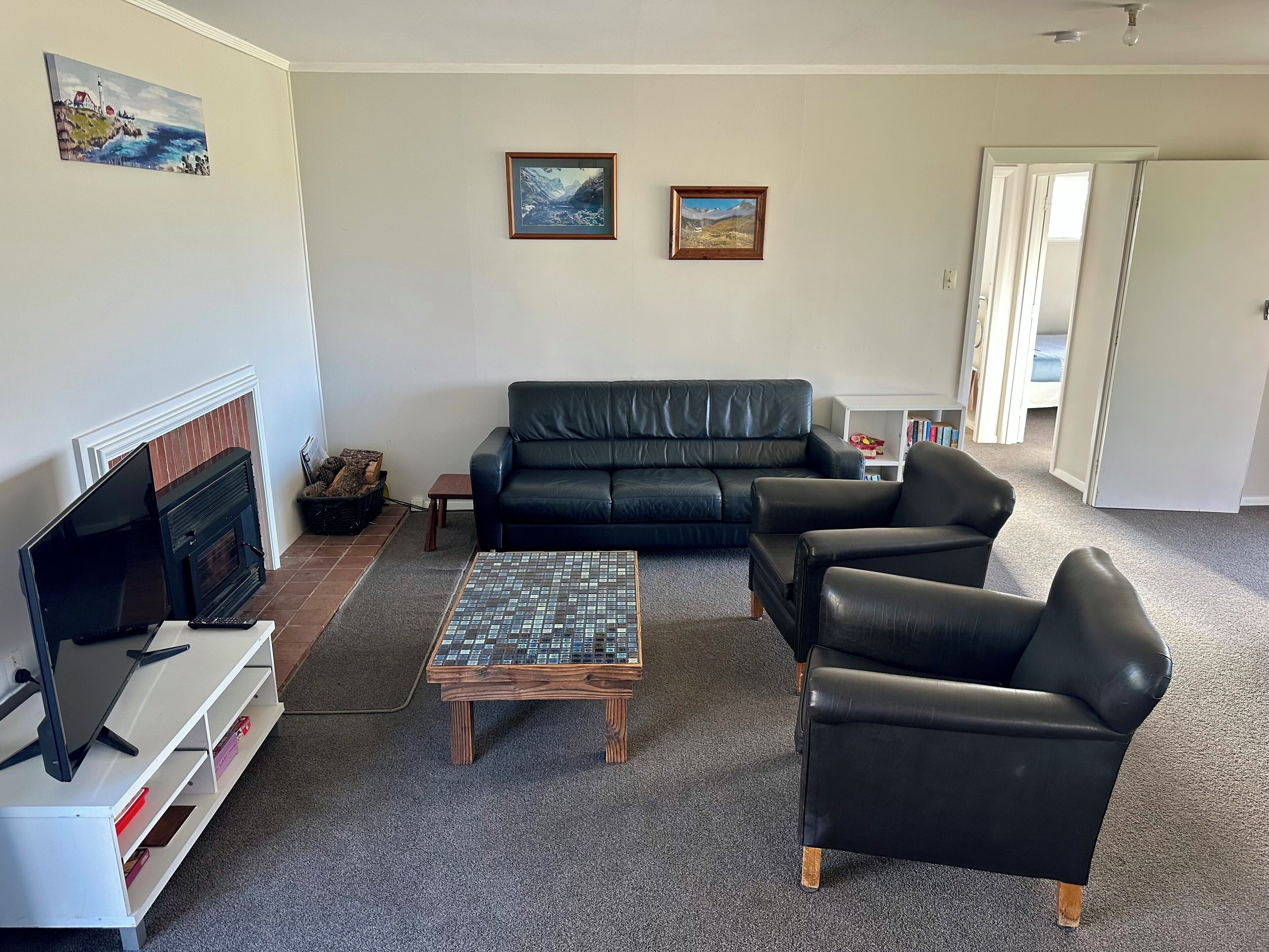 Smart TV, fireplace
