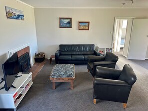 Smart TV, fireplace - Forget your worries in our cosy farm cottage Spacious & relaxing with farm views (Ruawaro)