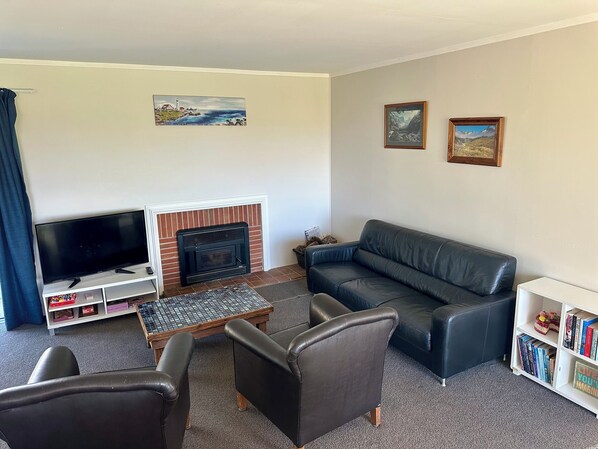 Smart TV, fireplace - Forget your worries in our cosy farm cottage Spacious & relaxing with farm views (Ruawaro)