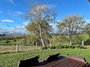 Property grounds - Forget your worries in our cosy farm cottage Spacious & relaxing with farm views (Ruawaro)