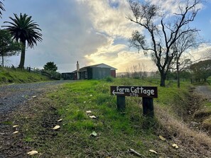 Miscellaneous - Forget your worries in our cosy farm cottage Spacious & relaxing with farm views (Ruawaro)
