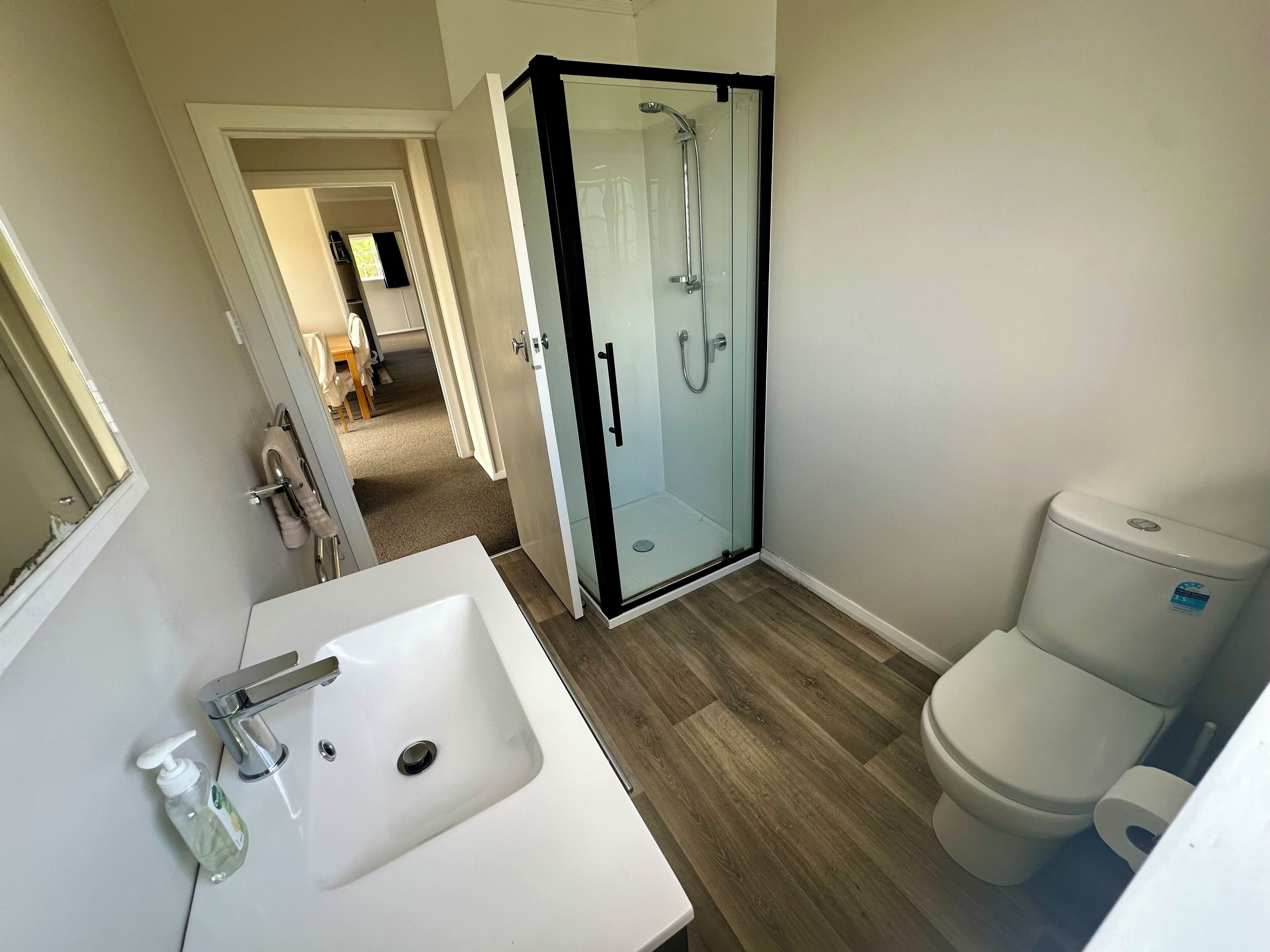 Douche, serviettes fournies, savon, papier toilette