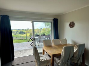 Dining - Forget your worries in our cosy farm cottage Spacious & relaxing with farm views (Ruawaro)