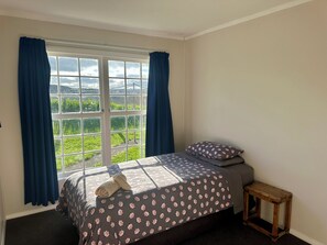 3 bedrooms, WiFi, bed sheets - Forget your worries in our cosy farm cottage Spacious & relaxing with farm views (Ruawaro)