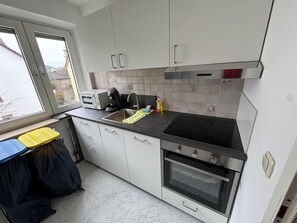 Microwave, oven, stovetop, dishwasher - Cozy apartment: Close to nature & city - perfect for families & business travelers (Augsburg)
