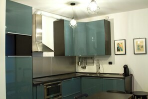 Réfrigérateur, un four, surface de cuisson, lave-vaisselle