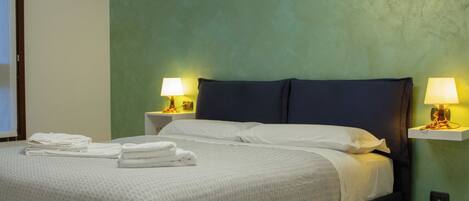 1 habitación, tabla de planchar con plancha, wifi gratis y ropa de cama