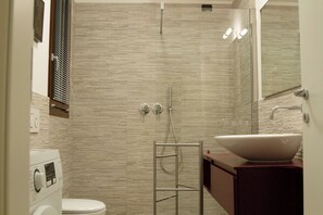 Douche, séchoir à cheveux, bidet, serviettes fournies