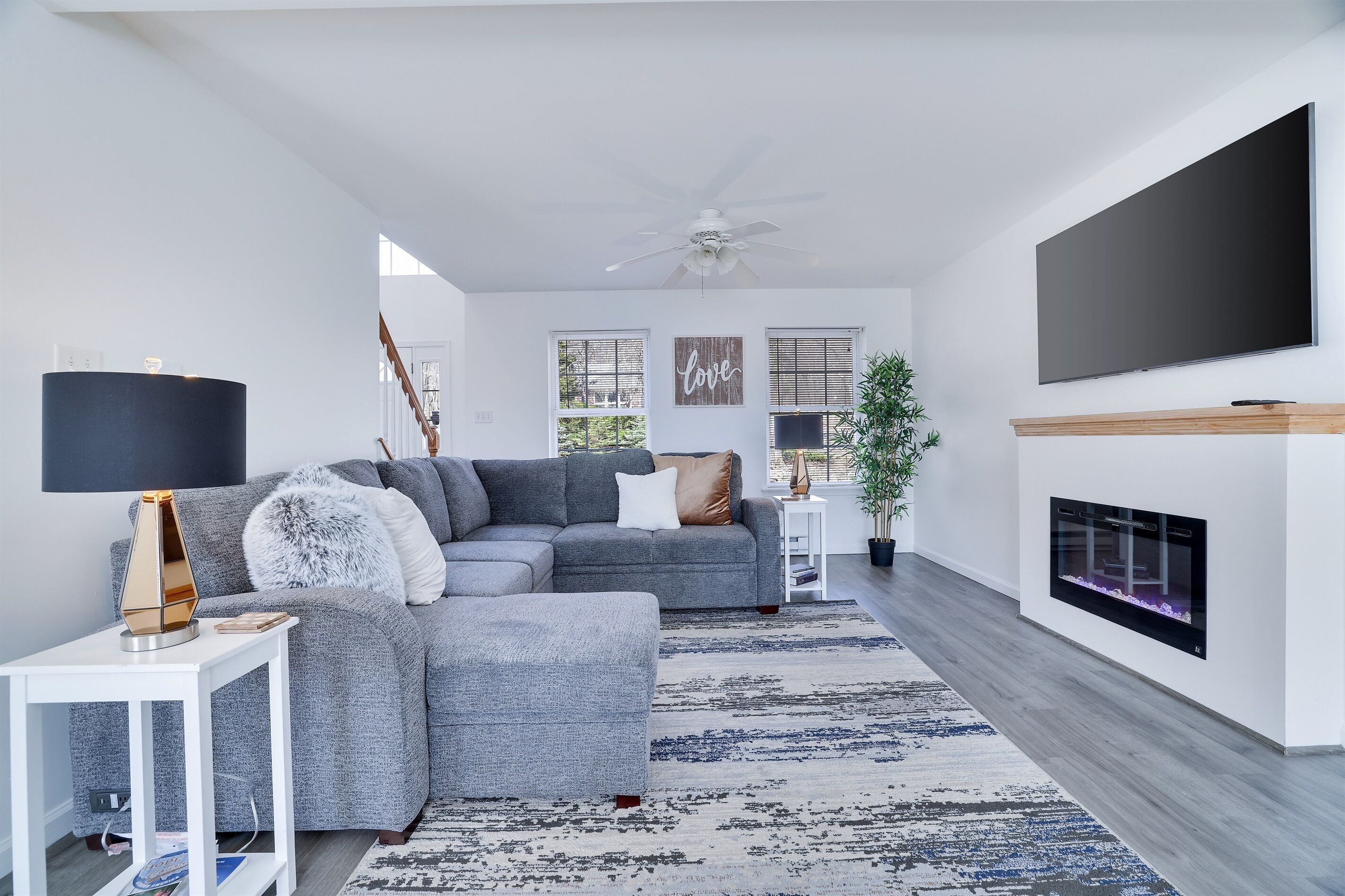 Una Smart TV, una chimenea