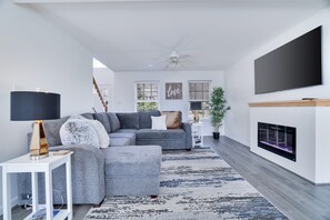 Una Smart TV, una chimenea