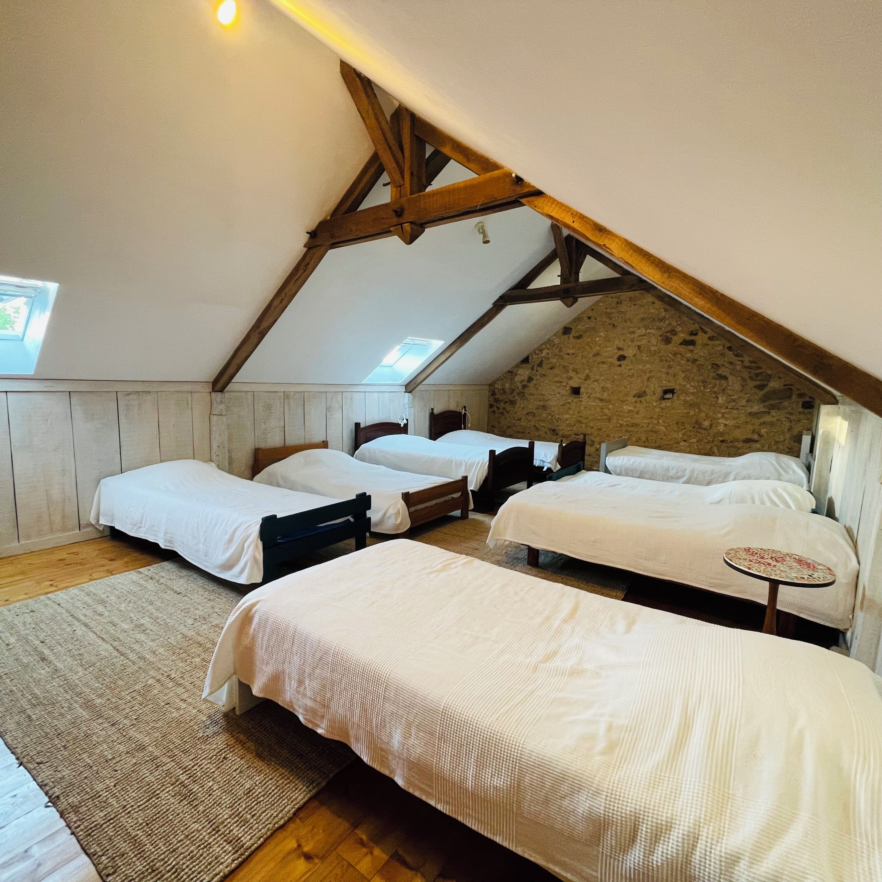 4 slaapkamers, een bureau, een strijkplank/strijkijzer, reisbedje