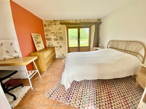 4 bedrooms, desk, iron/ironing board, travel cot