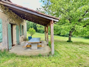 Outdoor dining - Large Family Home Private Saltwater Pool, Garden and Forest,Dordogne Countryside (Cause-de-Clérans)
