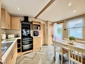 Kühlschrank, Mikrowelle, Ofen, Wasserkocher