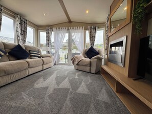 Een smart-tv en een open haard