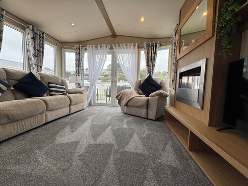 Beach Coast Getaway in South Devon! Hill Views and on site entertainment,