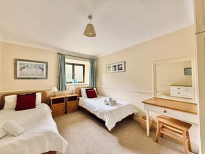 2 bedrooms, travel crib, WiFi - 2 Bed Apartment with Shared Pool (Kingsbridge)