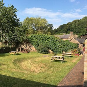 Outdoor dining - 2 Bed Apartment with Shared Pool (Kingsbridge)