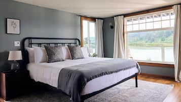 Enkeltrom – standard, balkong, elveutsikt | Blendingsgardiner, strykejern/-brett, wi-fi (inkludert) og sengetøy