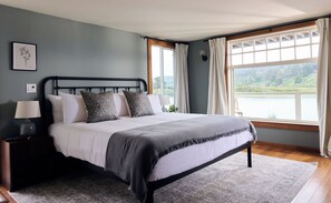 غرفة عادية فردية - بشرفة - بمنظر للنهر | ستائر تعتيم ومكواة/لوح كي وواي فاي مجانًا وملاءات أسرّة