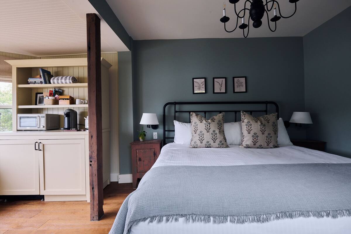 Standard Single Room | Blackout drapes, iron/ironing board, free WiFi, bed sheets