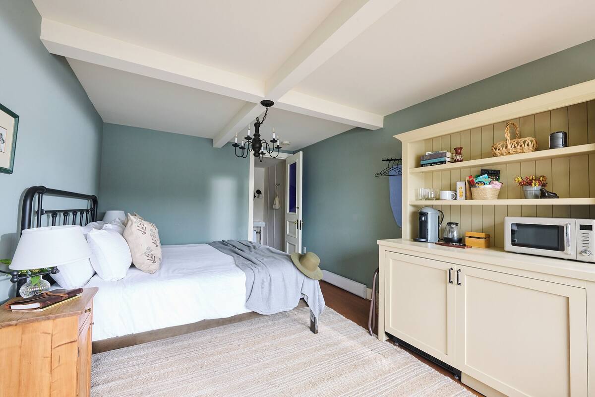Standard Single Room, River View | Blackout drapes, iron/ironing board, free WiFi, bed sheets