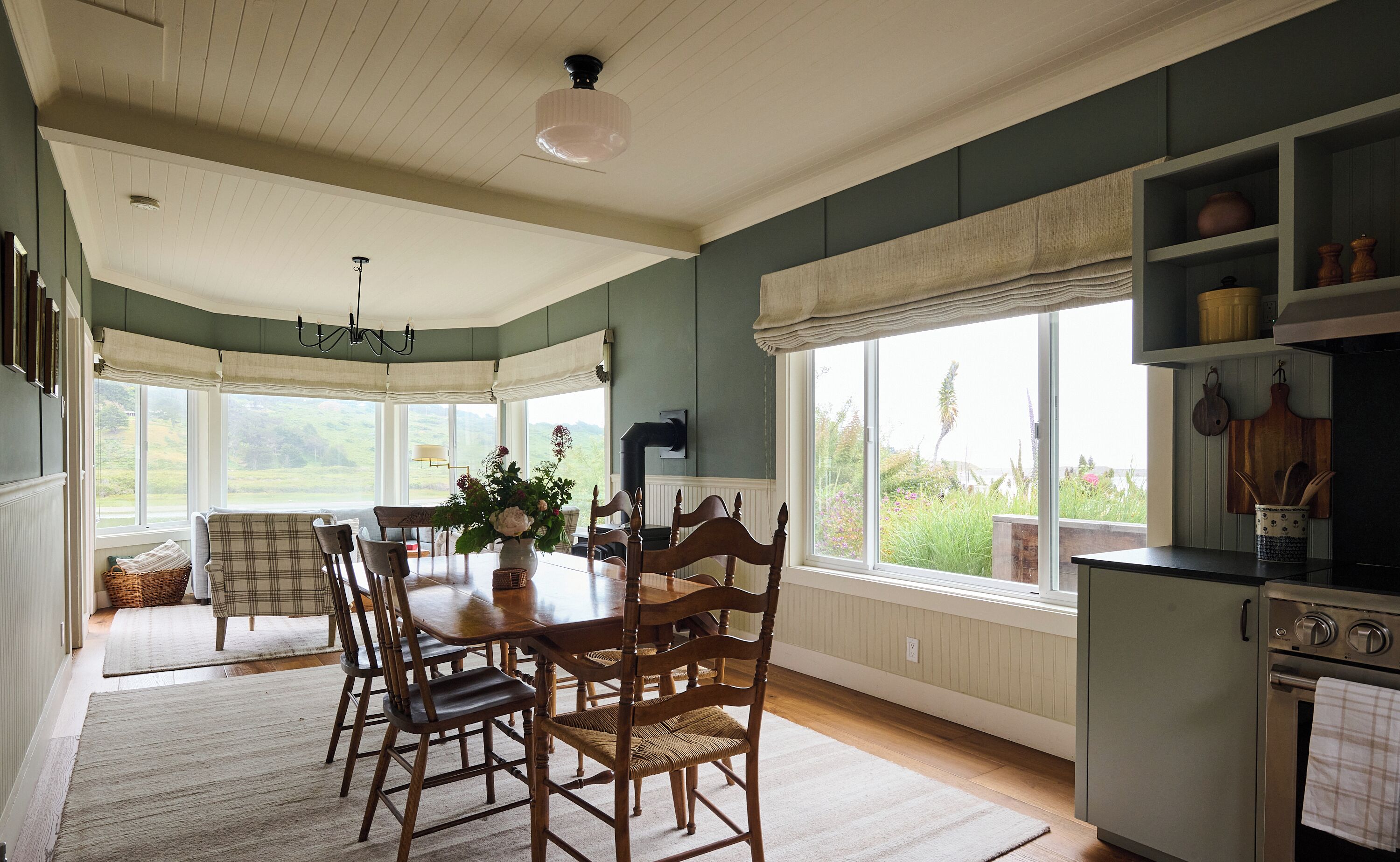 Suite – deluxe, balkong, elveutsikt | Blendingsgardiner, strykejern/-brett, wi-fi (inkludert) og sengetøy