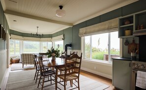 جناح ديلوكس - بشرفة - بمنظر للنهر | ستائر تعتيم ومكواة/لوح كي وواي فاي مجانًا وملاءات أسرّة