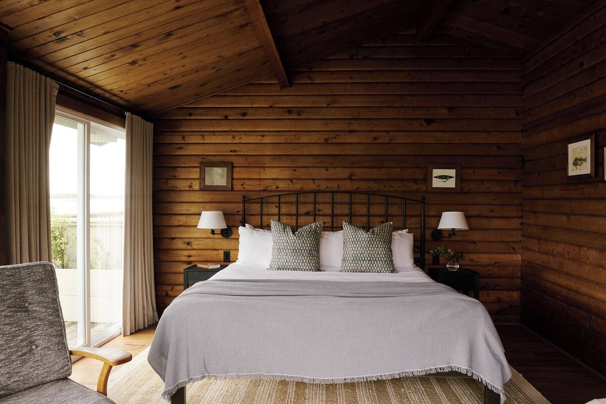 Standard Single Room, 1 King Bed, River View | Blackout drapes, iron/ironing board, free WiFi, bed sheets