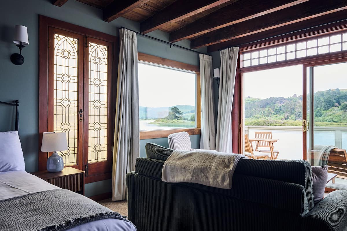 Suite Deluxe, balcón, vista al río | Cortinas blackout, tabla de planchar con plancha y wifi gratis