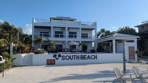 Un immeuble à plusieurs étages sur lequel on peut lire l’inscription « SOUTHBEACH ».