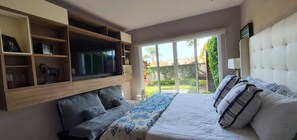 5 habitaciones, escritorio y tabla de planchar con plancha 