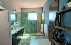 Haartrockner, Handtücher, Seife, Shampoo