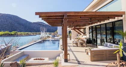Luxury Loreto Villa - 6bdr - Waterfront - 150ft Private Dock - Gated Security