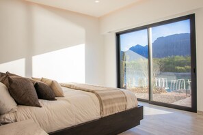 6 bedrooms, desk, iron/ironing board, free WiFi