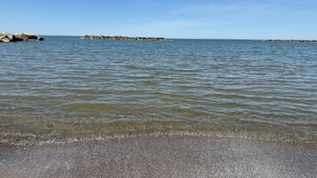 På stranden, liggestole, badehåndklæder
