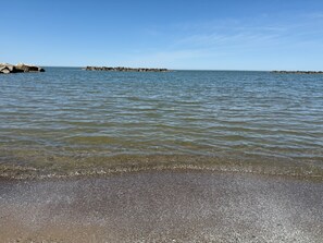 På stranden, solsenger og strandhåndklær